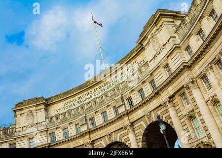 Admiralty Arch ist ein Wahrzeichen in London, das Straßen- und Fußgängerzugang zwischen der Mall, die sich im Südwesten erstreckt, und Trafalgar S bietet Stockfoto