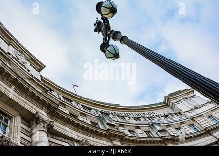 Der traditionelle Laternenpfosten neben dem Admiralty Arch ist ein Wahrzeichen Londons und bietet Zugang zu Straßen und Fußgängern zwischen der Mall, die sich bis zum t erstreckt Stockfoto