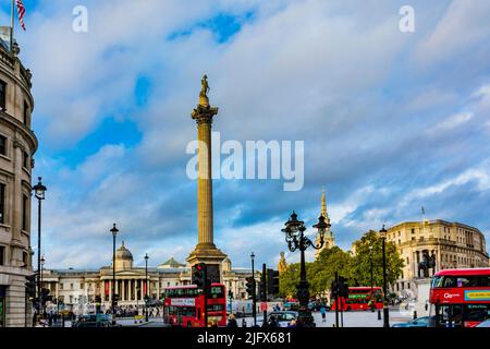 Nelson's Column. Trafalgar Square ist ein öffentlicher Platz in der City of Westminster, Central London, der Anfang des 19.. Jahrhunderts in der Umgebung gegründet wurde Stockfoto