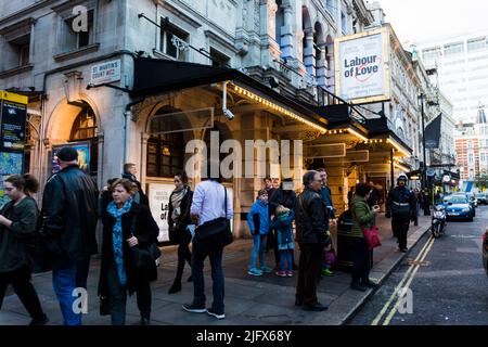 Das Noël Coward Theatre, früher bekannt als Albery Theatre, ist ein West End-Theater in der St. Martin's Lane in der City of Westminster, London. Stadt Stockfoto