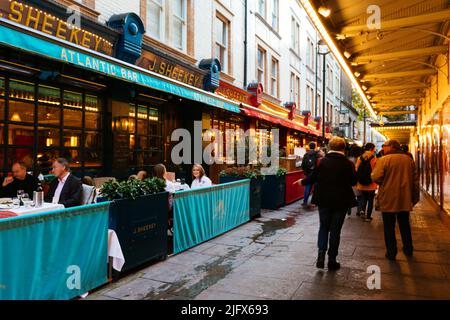 Terrasse des J. Sheekey Restaurants. J. Sheekey ist ein renommiertes Fischrestaurant im Herzen des Theaterlandes. City of Westminster, London, E Stockfoto