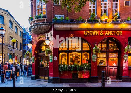 Freitagabend nach der Arbeit Trinker vor dem Crown & Anchor Pub, Covent Garden, London West End, London, United Kindom, Europa Stockfoto