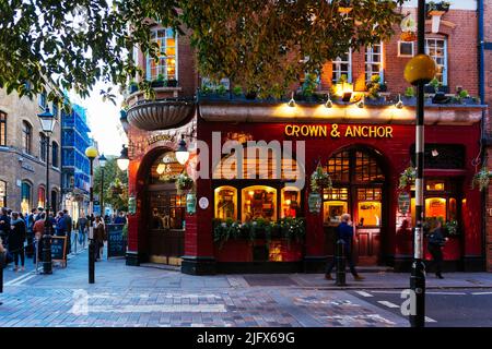 Freitagabend nach der Arbeit Trinker vor dem Crown & Anchor Pub, Covent Garden, London West End, London, United Kindom, Europa Stockfoto