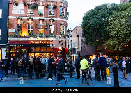 Freitagabend nach der Arbeit Trinker vor dem Crown & Anchor Pub, Covent Garden, London West End, London, United Kindom, Europa Stockfoto