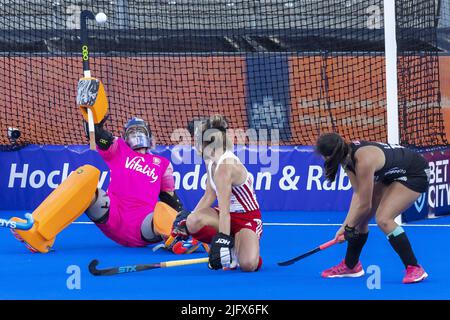 AMSTERDAM - Tyler Lench (NZL) schlägt den Ball über Torhüter Maddie Hinch (eng) während des Neuseeland-England Hockey-Weltcupspiels im Wagener Stadium am 5. Juli 2022 in Amsterdam. ANP WILLEM VERNES Stockfoto