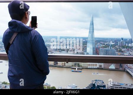 Touristen auf der Terrasse des Sky Garden. Der Sky Garden an der Spitze der 20 Fenchurch Street, auch bekannt als Walkie Talkie Building, City of London. Stockfoto