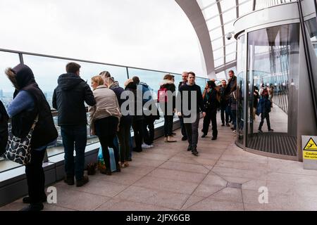 Touristen auf der Terrasse des Sky Garden. Der Sky Garden an der Spitze der 20 Fenchurch Street, auch bekannt als Walkie Talkie Building, City of London. Stockfoto