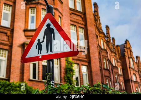 Warnschild. Familie, Vater und Sohn. London, England, Großbritannien, Europa Stockfoto