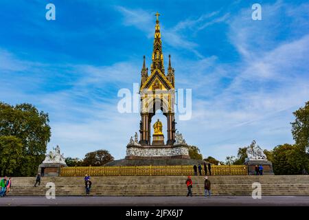 Verzierte Baldachin. Das Albert Memorial, direkt nördlich der Royal Albert Hall in Kensington Gardens, London, wurde von Queen Victoria in Memor in Auftrag gegeben Stockfoto