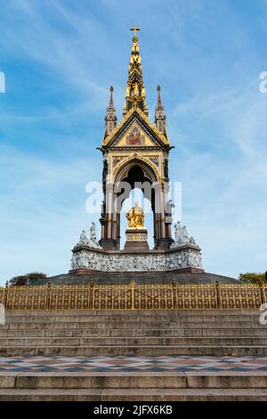 Verzierte Baldachin. Das Albert Memorial, direkt nördlich der Royal Albert Hall in Kensington Gardens, London, wurde von Queen Victoria in Memor in Auftrag gegeben Stockfoto