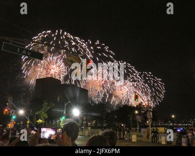 New York, NY, USA. 05/07/2022, Macy's inszeniert sein jährliches Feuerwerk vom 4. Juli 46. über dem East River in New York und zündet fast 50.000 pyrotechnische Luftgranaten zu einem geschätzten Preis von 8-10M Dollar. 1. Ave & 42. St, New York, NY, USA. Quelle: ©Julia Mineeva/EGBN TV News/Alamy Live News Stockfoto