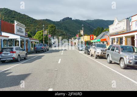 Reefton Neuseeland - Mai 4 2022; kleine Stadt Neuseeland Hauptstraße gesäumt von Einzelhandel und Gastgewerbe Unternehmen Stockfoto