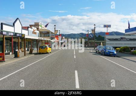 Reefton Neuseeland - Mai 4 2022; kleine Stadt Neuseeland Hauptstraße gesäumt von Einzelhandel und Gastgewerbe Unternehmen Stockfoto