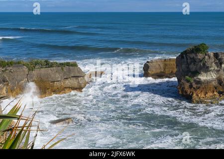 Erodierte und verwitterte Off-Shore-Felsen von Punakaiki an der Westküste von South Island, Neuseeland Stockfoto