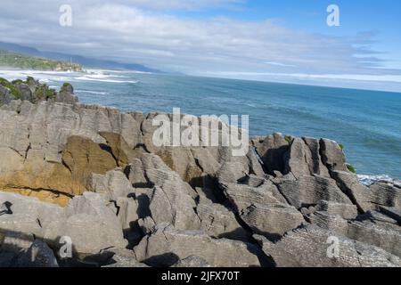 Geschichtete schichtartige Bildung berühmter Pancake-Felsen berühmte geologische Formation an der Küste von Punakaiki, an der Westküste der Südinsel Neuseelands. Stockfoto