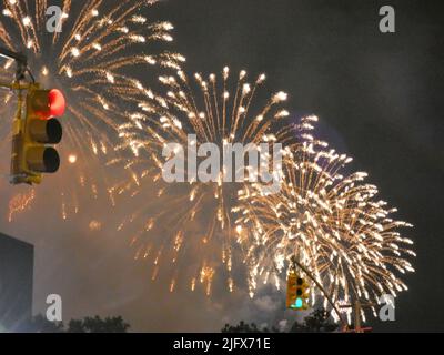 New York, NY, USA. 05/07/2022, Macy's inszeniert sein jährliches Feuerwerk vom 4. Juli 46. über dem East River in New York und zündet fast 50.000 pyrotechnische Luftgranaten zu einem geschätzten Preis von 8-10M Dollar. 1. Ave & 42. St, New York, NY, USA. Quelle: ©Julia Mineeva/EGBN TV News/Alamy Live News Stockfoto