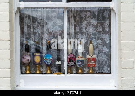 The Strugglers Inn, Lincoln City, Pub, Vorderfenster, alte Bierpumpengriffe, Netzvorhänge, Passing Trade, richtiges Pub, echtes Ale, Biergarten, Fassbiere. Stockfoto