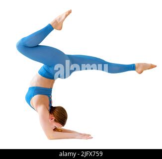 Isolierte athletische Frau, die einen Ellbogenständer macht Yoga-Pose mit ausgestreckten Beinen in einem Gesundheits- und Fitnesskonzept Stockfoto