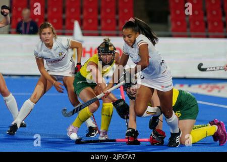 Terrassa, Spanien, 05. Juli 2022, Belgiens Ambre Ballenghien (R) in Aktion während eines Eishockeyspiels zwischen belgischen Roten Panthern und Australien, Dienstag, 05. Juli 2022 in Terrassa, Spanien, Spiel 2/3 in Pool D der Gruppenphase der Frauen-FIH-Weltmeisterschaft 2022. BELGA FOTO JOMA GARCIA Stockfoto