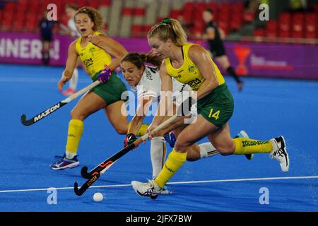 Terrassa, Spanien, 05. Juli 2022, die belgische Judith Vandermeiren und die australische Stephanie Kershaw kämpfen während eines Eishockeyspiels zwischen den belgischen Roten Panthern und Australien am Dienstag, den 05. Juli 2022 in Terrassa, Spanien, im Spiel 2/3 in Pool D der Gruppenphase der FIH-Weltmeisterschaft der Frauen 2022 um den Ball. BELGA FOTO JOMA GARCIA Stockfoto