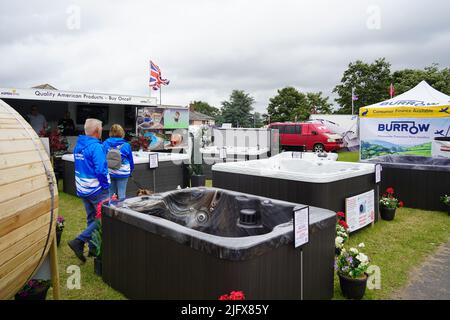 Exeter, Großbritannien - Juli 2022: Whirlpools (Jacuzzi) zum Verkauf auf der Devon County Show Stockfoto