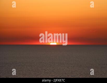 Ende Mai 2022 geht die Sonne in Lake Erie in Lakewood, Ohio, unter Stockfoto