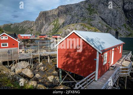 Rote Fischerhütten rorbu, Dorf Nusfjord, Lofoten-Inseln, Norwegen Stockfoto