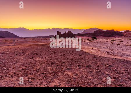 Blick auf den sphinxförmigen Felsen und die Landschaft bei Sonnenaufgang im Timna-Wüstenpark im Süden Israels Stockfoto