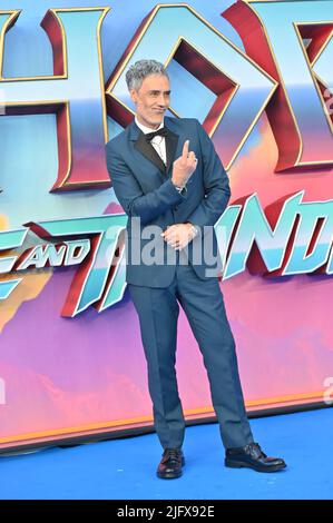 London, UK, 05/07/2022, Taika Waititi kommt in den Marvel Studios an, einer exklusiven Galavorführung von Thor: Love and Thunder, Leicester Square, London, UK. - 5. Juli 2022. Stockfoto