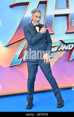 London, UK, 05/07/2022, Taika Waititi kommt in den Marvel Studios an, einer exklusiven Galavorführung von Thor: Love and Thunder, Leicester Square, London, UK. - 5. Juli 2022. Stockfoto