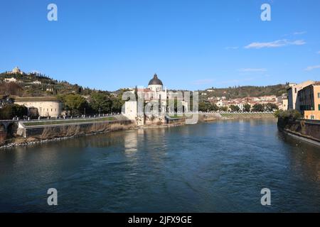 Breite Biegung des Flusses Etsch, die durch die Stadt Verona in der Region Venetien in Norditalien in Südeuropa fließt Stockfoto