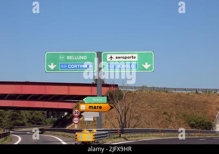 Abzweigung auf der italienischen Autobahn und die Angabe zum Ort Belluno Cortina JESOLO und Flughafen Venedig und Text MARE, das Meer in italienischer Sprache bedeutet Stockfoto