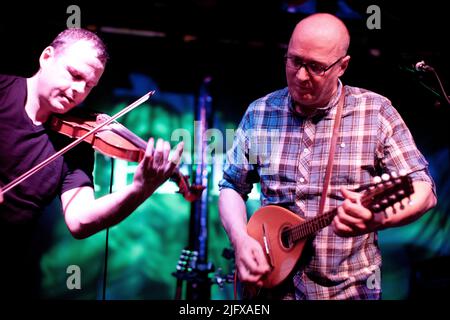 Fiddle-Spieler Andy Dinan, Uillean Pipes-Spieler Troy Donockley und Adrian Edmondson von den Bad Shepherds spielen im Rahmen ihrer ersten Farewell Tour das Fleece in Bristol. 28. Oktober 2011. Stockfoto