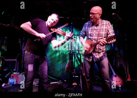 Fiddle-Spieler Andy Dinan, Uillean Pipes-Spieler Troy Donockley und Adrian Edmondson von den Bad Shepherds spielen im Rahmen ihrer ersten Farewell Tour das Fleece in Bristol. 28. Oktober 2011. Stockfoto