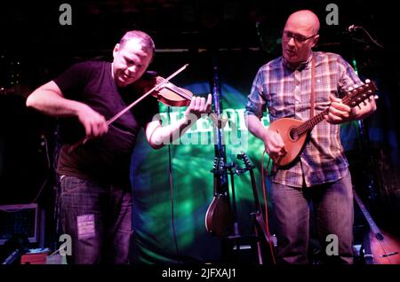 Fiddle-Spieler Andy Dinan, Uillean Pipes-Spieler Troy Donockley und Adrian Edmondson von den Bad Shepherds spielen im Rahmen ihrer ersten Farewell Tour das Fleece in Bristol. 28. Oktober 2011. Stockfoto