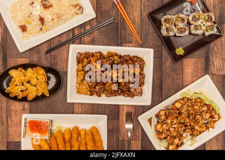 Set orientalischer Gerichte mit panko-zerschlagene Garnelen, gebratenem Wonton, Reis mit Schinken, Reisrolle mit rotem Thunfisch und Rindfleisch mit Bambus und Pilzen Stockfoto