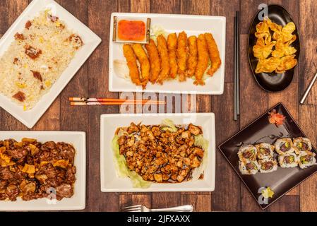 Set orientalischer Gerichte mit panko-zerschlagene Garnelen, gebratenem Wonton, Reis mit Schinken, Reisrolle mit rotem Thunfisch und Rindfleisch mit Bambus und Pilzen, c Stockfoto