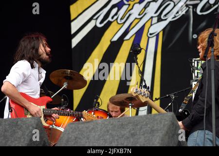 Der schottische Act Biffy Clyro spielt das Download Festival. Die jährliche Veranstaltung findet im Donington Park statt und umfasst nun das Ozzfest. Stockfoto