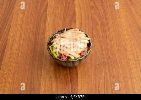 Salat mit gehacktem, gegrilltem Hähnchenfilet, Salat und Tomaten und edamamen Bohnen Stockfoto