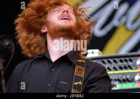 Der schottische Act Biffy Clyro spielt das Download Festival. Die jährliche Veranstaltung findet im Donington Park statt und umfasst nun das Ozzfest. Stockfoto