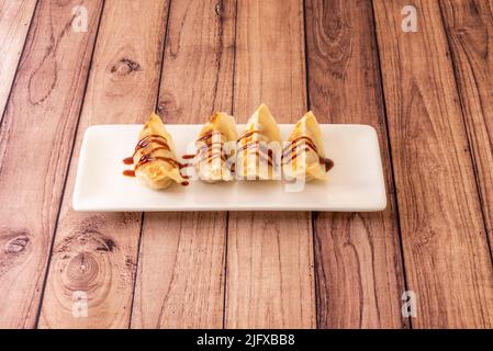 Typische Ravioli der chinesischen Küche, beliebt in China, Japan und Korea, die Jiaozi von Hackfleisch oder gefüllt mit Gemüse zu einem sehr dünnen d gerollt Stockfoto