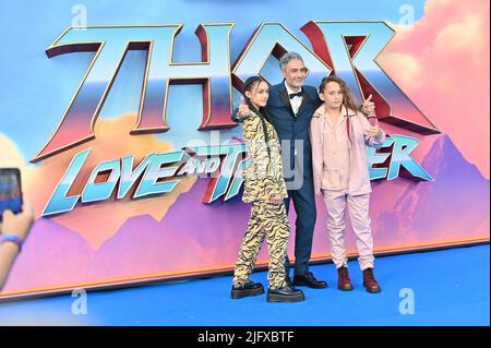 London, Großbritannien, 05/07/2022, Taika Waititi und seine Kinder kommen in den Marvel Studios' an, einer exklusiven Galavorführung von Thor: Love and Thunder, Leicester Square, London, Großbritannien. - 5. Juli 2022. Stockfoto