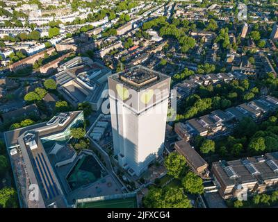 Der Grenfell Tower ist ein verfallenen 24-stöckigen Wohnturm im Lancaster West Estate, North Kensington in London, England Stockfoto