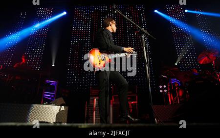 Joe Bonamassa spielt im Rahmen seiner Welttournee im September 2010 in Bristol die Colston Hall, heute Bristol Beacon. Stockfoto