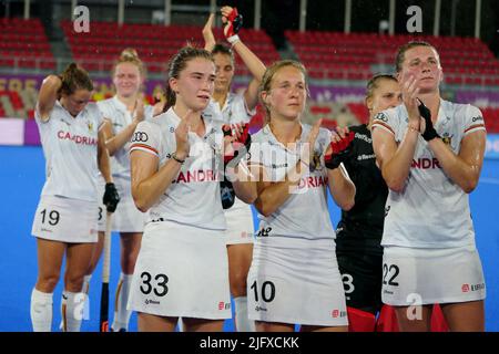 Terrassa, Spanien, 05. Juli 2022, Belgiens Spieler danken den Fans nach einem Hockey-Spiel zwischen belgischen Roten Panthern und Australien, Dienstag, 05. Juli 2022 in Terrassa, Spanien, Spiel 2/3 in Pool D der Gruppenphase der Frauen-FIH-Weltmeisterschaft 2022. BELGA FOTO JOMA GARCIA Stockfoto