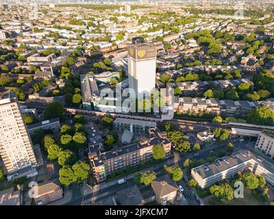 Der Grenfell Tower ist ein verfallenen 24-stöckigen Wohnturm im Lancaster West Estate, North Kensington in London, England Stockfoto