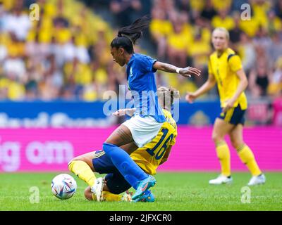 Stockholm, Schweden. 28.. Juni 2022. Stockholm, Schweden, 28. 2022. Juni: Kampf um den Ball (Duell) während des Internationalen Freundschaftsspiels zwischen Schweden und Brasilien in der Friends Arena in Stockholm, Schweden. (Daniela Porcelli /SPP) Quelle: SPP Sport Press Foto. /Alamy Live News Stockfoto