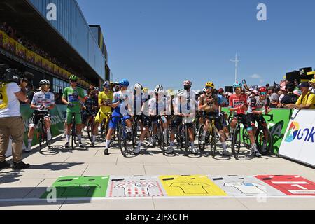 Tour de France: Etappe 4 Dunkirk nach Calais. 5.. Juli 2022. Der Start des Rennens in Dunkirk Tour de France 2022, Etappe 4, Dunkirk nach Calais. Kredit: Peter Goding/Alamy Live Nachrichten Stockfoto