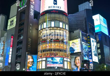 Das weltberühmte Ginza-Viertel in der Dämmerung, Tokyo JP Stockfoto