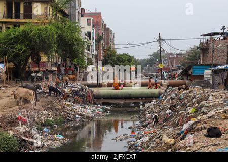 Neu-Delhi, Indien. 29.. Juni 2022. Blick auf einen offenen Mülldeponie in einem Slum-Gebiet in Neu-Delhi, der mit Plastik und Müll gefüllt ist. Um seine schädlichen Auswirkungen auf die Umwelt zu vermeiden und um seine globalen Klimaziele zu erreichen, wird Indien ab Juli 1. 2022 den Einsatz von Einweg-Kunststoffen verbieten. (Foto: Amarjeet Kumar Singh/SOPA Images/Sipa USA) Quelle: SIPA USA/Alamy Live News Stockfoto